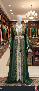 Abaya de mariage marocaine brodée à la main Sultanate, Takchita deux pièces vert foncé et blanc perlée à la main, Robe traditionnelle à motifs floraux dorés - Product Image 2