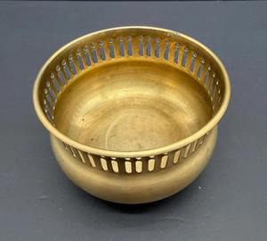 Mini maceta de latón con acabado dorado, perfecta para eventos, decoración de mesas auxiliares y uso en interiores del hogar, procedente de la India. - Product Image 4