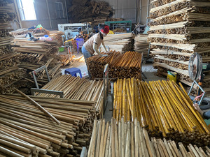 ด้ามไม้กวาดยูคาลิปตัสจากโรงงาน ผลิตจากพีวีซี (ขนาด 120 x 2.2 ซม.) - ลายไม้หุ้มพีวีซี ทนทาน ใช้สำหรับกวาดทำความสะอาด - Product Image 6