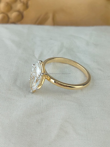 Elegante Anillo de Diamantes con Corte Marquesa en Oro Amarillo de 10K / 14K / 18K, Pieza Atemporal que Combina Estilo Clásico y Brillo - Product Image 3