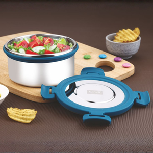 Conteneur alimentaire isotherme rond avec couvercle, rempli de chips de légumes au curry et de bonbons colorés, présentés sur un plateau en bois - Product Image 6