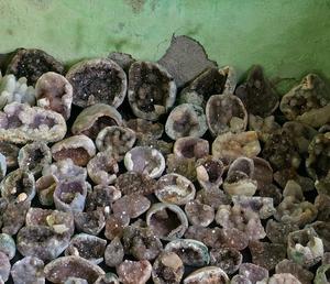 Lote de Especímenes Minerales de Geoda de Apofilita y Amatista Púrpura Natural Rara, Formación de Cristal Única para Coleccionistas y Decoración del Hogar - Product Image 2