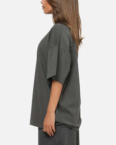 เสื้อยืดสีเทาโอเวอร์ไซส์สำหรับผู้หญิงสั่งทำพิเศษ ผลิตจากผ้าคอตตอนผสมคุณภาพพรีเมียม ระบายอากาศได้ดีและสวมใส่สบาย เหมาะสำหรับใส่ลำลอง - Product Image 4