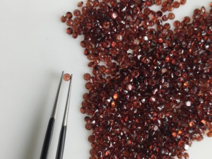 Granat rouge naturel 2,5 mm, taille brillant ronde, qualité supérieure, pierre précieuse en vrac pour la fabrication de bijoux, provenance Red Mountain Gems - Product Image 2