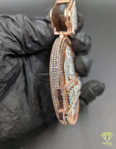 Colgante de Joyería de Alta Gama con Forma de Espada, Personalizado con Nombre, con Diamantes Moissanite en Acabado Oro Rosa - Product Image 3