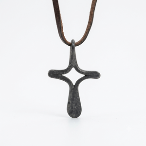 Collier pendentif croix vintage tendance de haute qualité, style européen et américain, en métal forgé à la main avec sangle en cuir, idéal pour mariage et soirée - Product Image 1
