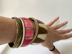 Ensemble de cinq bracelets en bois et laiton de couleur naturelle, parfaits pour les accessoires de mode, les vêtements ethniques et les idées de cadeaux uniques - Product Image 2