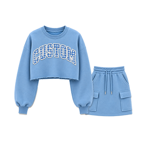 Ensemble deux pièces personnalisé pour femme : Crop top et mini-jupe en molleton bouclette avec appliqué universitaire et ourlet effiloché, vente en gros - Product Image 5