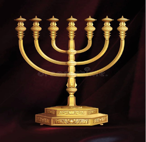 Ménorah dorée majestueuse à 7 branches avec coupelles étagées traditionnelles et une base audacieuse. Disponible à prix de gros. - Product Image 2