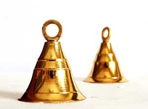 Pequeños campanas de vaca de latón pulido de 3 piezas de Hs Husnain Crafts, personalizadas y tejidas para colgar en puertas, centros de meditación interiores - Product Image 5