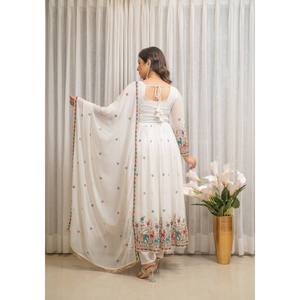 Vestido de Diseñador Hecho a Mano con Estampado Floral, Silueta en A y Cintura Imperio, Pantalón y Dupatta Elegantes para Fiestas - Product Image 1