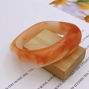 Pulseras y Brazaletes de Resina Amarilla en Forma Cuadrada, Disponibles en Diseños Personalizados - Product Image 6