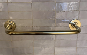 Handcrafted Metal Towel Holder With Golden Color Surface Artisan Work Offering Decorative Accent For Interior Stylish Bathroom - Product Image 3
