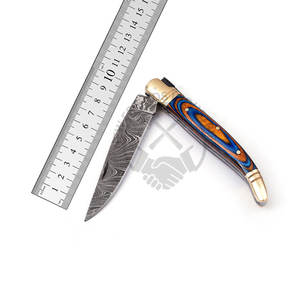 Couteau pliant haut de gamme en acier Damas avec étui en cuir, couteau de chasse Laguiole avec poignée en bois orange et bleu et bolster en laiton - Product Image 1