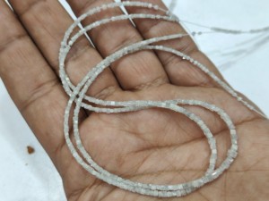 ลูกปัดเพชรทรงลูกบาศก์สีเทาน้ำนมธรรมชาติ  แบบเหลี่ยมเพชรพลอย  ได้รับการรับรอง  ขนาด 1.5 มม. ถึง 2 มม. เลือกขนาดความยาวได้ - Product Image 2