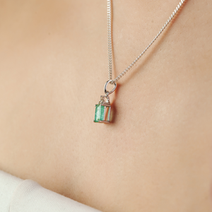 Pendentif en argent sterling 925 avec émeraude taillée et accents de diamants, charme solitaire classique, unisexe, à porter au quotidien - Product Image 4