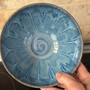 Tazón de cerámica artístico para fideos, con esmalte efecto olas del océano, base en espiral hecha a mano, tamaño profundo y generoso, resistente al calor y duradero, para la mesa de comedor. - Product Image 4