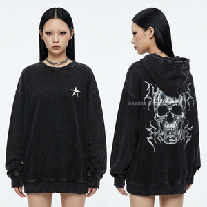 Sudadera clásica negra de forro polar para mujer, con logo de esqueleto en el pecho pequeño y estampado floral de calavera y rosas grande en la espalda, estilo gótico romántico. - Product Image 2