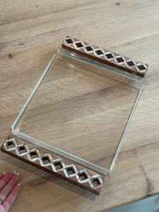 Plateau de service et de rangement multifonctionnel moderne en acrylique à un seul niveau avec incrustation de nacre et poignée en bois pour la cuisine - Product Image 2