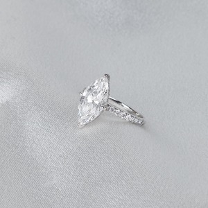 แหวนหมั้นเพชรทรงมาร์คีส์ 3 กะรัต เพชรเลี้ยงในห้องปฏิบัติการ ประดับด้วยวงแหวนรอบเพชรแบบซ่อน ได้รับการรับรองจาก IGI สี E ความสะอาด VVS1 ทองคำขาว 14K ดีไซน์เรียบหรู - Product Image 4