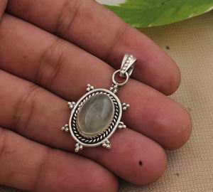 จี้มูนสโตนสีรุ้งธรรมชาติ สร้อยคอหินมูนสโตนสีฟ้าประกาย  ชุบแพลตตินัม เงินแท้ 925  ปลอดภัยต่อผิว - Product Image 1