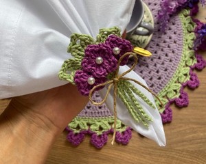 แหวนรองผ้าเช็ดปากโครเชต์ลายดอกไม้ทำมือ ประดับด้วยใบไม้และมุก สำหรับโต๊ะอาหาร งานแต่งงาน และตกแต่งบ้าน - Product Image 1