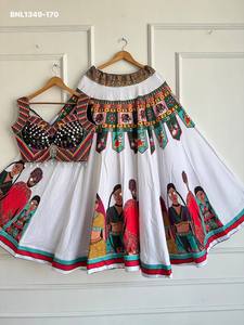 Lehenga en crêpe de soie de qualité supérieure avec imprimé numérique et travail de miroir, coupe évasée, et ensemble de chemisier sans manches prêt-à-porter – Fournisseur de Surat - Product Image 2