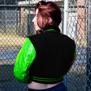 Chaqueta Corta Estilo Universitaria para Mujer, Negra con Letras Verdes Brillantes, Chaqueta Bomber con Mangas de Cuero Sintético, Ropa Exterior Informal, Moda Femenina - Product Image 6