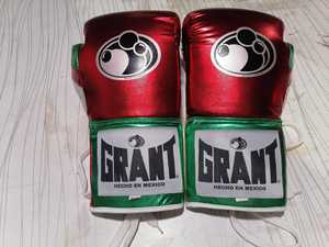 High Quality Custom Logo 10oz-14oz Competition Metallic Shiny PU Leather <b>Moisture</b> Wicking Muay Thai MMA Training <b>Gloves</b> Laced - Product Image 4