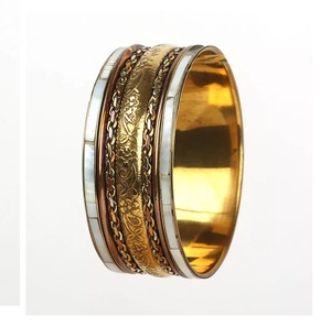 Conjunto de Brazaletes Apilables en Tono Dorado con Grabado, Color Crema, Joyería de Regalo - Product Image 3