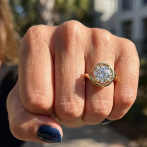 Bague de fiançailles solitaire OM GEMS tendance en or jaune 14 carats avec diamant de laboratoire certifié IGI taille ronde 2 carats serti clos - Product Image 2