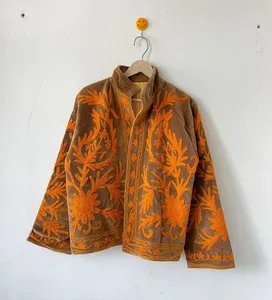 Chaqueta de Terciopelo Marrón Bordada a Mano con Hilo Floral Naranja Vibrante, Diseño Artesanal, Estilo Boho Chic, Ropa de Invierno para Mujer - Product Image 4