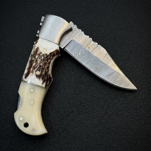 Cuchillo de Caza Artesanal de Damasco con Hoja Dentada de Punta Caída, Mango de Asta de Ciervo y Hueso, Funda de Cuero para Uso Exterior OEM - Product Image 2