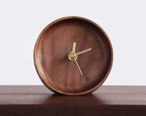 Horloge de bureau ronde en bois massif nordique, chiffres gravés, horloge analogique silencieuse à quartz, horloge de table moderne minimaliste pour bureau - Product Image 2