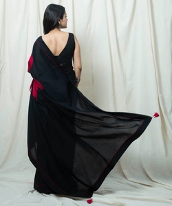 Sari KV para Mujer, Diseño Floral de Margaritas Negras, Sin Blusa - Product Image 5