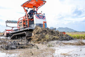 รถแทรกเตอร์ตีนตะขาบยางสำหรับการเกษตร HOGICO HG-80VN 80 แรงม้า ทนทาน ใหม่ 100% พร้อมฟังก์ชัน 3 in 1 ประสิทธิภาพสูง ขายดี - Product Image 2