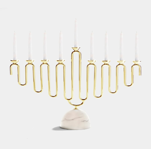 Menorá artística de metal dorado con ramificaciones, base de piedra y nueve velas encendidas. Está disponible a precios de mayorista. - Product Image 2