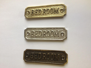 Plaque de porte vintage en métal pour chambre à coucher avec lettres en relief, finition laiton antique, plaque décorative murale pour nom de pièce à domicile - Product Image 5