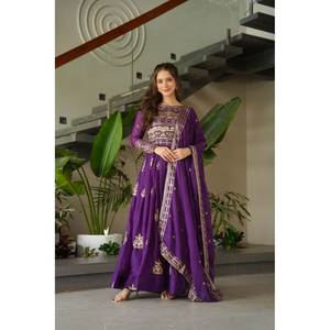 Vestido de Seda Bordado con Lentejuelas Multicolores de Diseñador y Dupatta para Boda, Tipo Salwar Kameez - Product Image 1