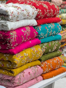 Tissu de broderie florale perlée de haute qualité, tissu de dentelle à sequins de luxe, matière en dentelle maillée pour robe de mariée - Product Image 4