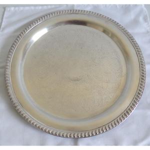 Plato de Presentación Redondo de Latón Reutilizable con Borde Grabado, Ecológico y de Grado Alimenticio, con Impresión de Logotipo - Product Image 1
