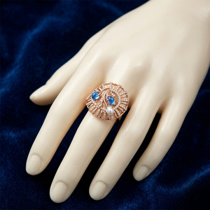 Nuevo Anillo de Moda en Oro Rosa con Diseño de Rejilla Redonda, Gema Azul y Centro Floral de Perla Blanca - Elegante Regalo para Bodas y Aniversarios - Product Image 2