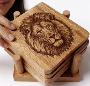 Juego de Posavasos Cuadrados Rústicos de Madera con Diseño de León, Alfombrillas y Bases Clásicas Hechas a Mano, 10 cm de Diámetro, Arte con Cuentas de Uttar Pradesh - Product Image 1