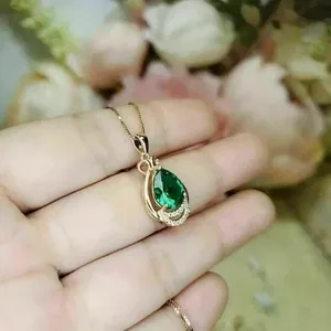 Pendentif en argent 925 plaqué or avec pierre de moissanite ovale couleur émeraude pour elle, avec chaîne - Cadeau - Product Image 5