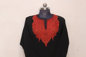 Vestido Musulmán Tradicional Negro con Bordado Floral, Kurta Larga para Mujer, para Usar en Eid y Ramadán - Product Image 1