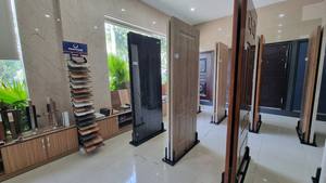 Puerta de Entrada para Apartamento de Madera MDF Sólida con Apertura Push-Pull, Diseño Personalizado, Impermeable, Directo de Fábrica Vietnamita, Muy Popular - Product Image 4