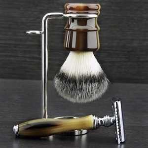 Brocha de Afeitar Redonda Hecha a Mano con Cuerno de Búfalo Ecológico de ILAHI con Mango de Cuerno y Pelo Natural, de Uttar Pradesh, para Personalización de Halloween - Product Image 2