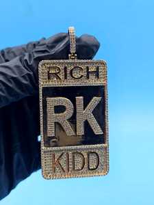 จี้เพชรทรงตัวอักษร RK รุ่น Luxury Rich Kidd เงินแท้ 925 ชุบทอง 18K ประดับเพชรโมอิสซาไนต์ทรงเหลี่ยมเจียระไนแบบ Brilliant Cut ดีไซน์แบบ Claw Setting สไตล์ฮิปฮอป - Product Image 4