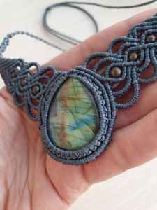 Collier pendentif en macramé avec pierre ovale naturelle sertie, design géométrique tressé fait main, bijoux unisexe style bohème - Product Image 3