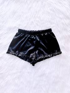 Shorts en satin rose pour femme avec volants, taille élastique, taille mi-haute, style doux, coupe régulière, respirant, 100 % soie - Product Image 6